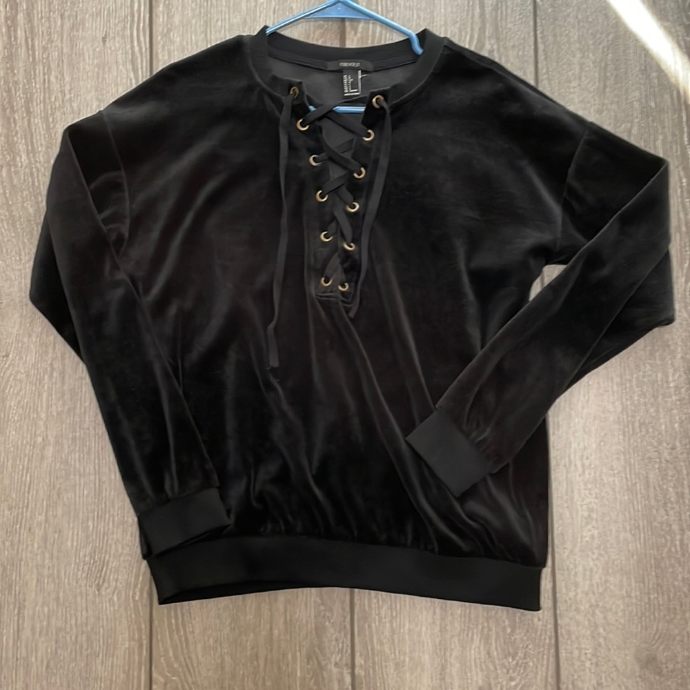MUST BUNDLE 4 items! New w/out tags, L black Velvet Forever 21 top, sweatshirt